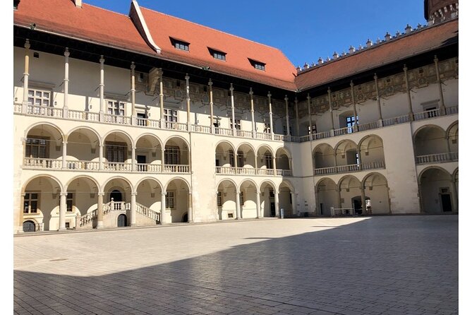 Historic Krakow : Old Town & Wawel Castle Walking tour - The trumpeter’s church and local character