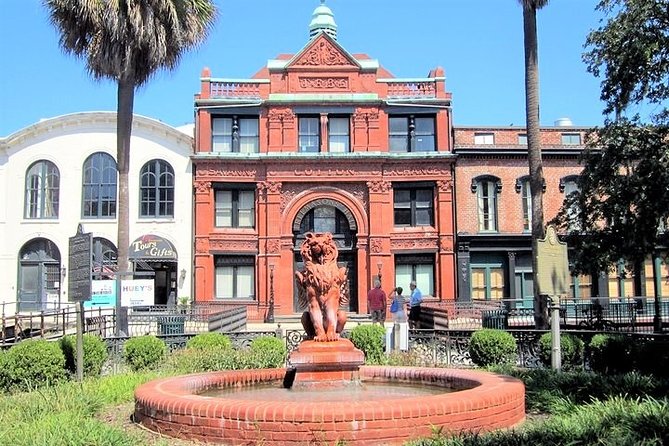 Historic Savannah Guided Walking Tour - Savannah’s squares, houses, and city plan