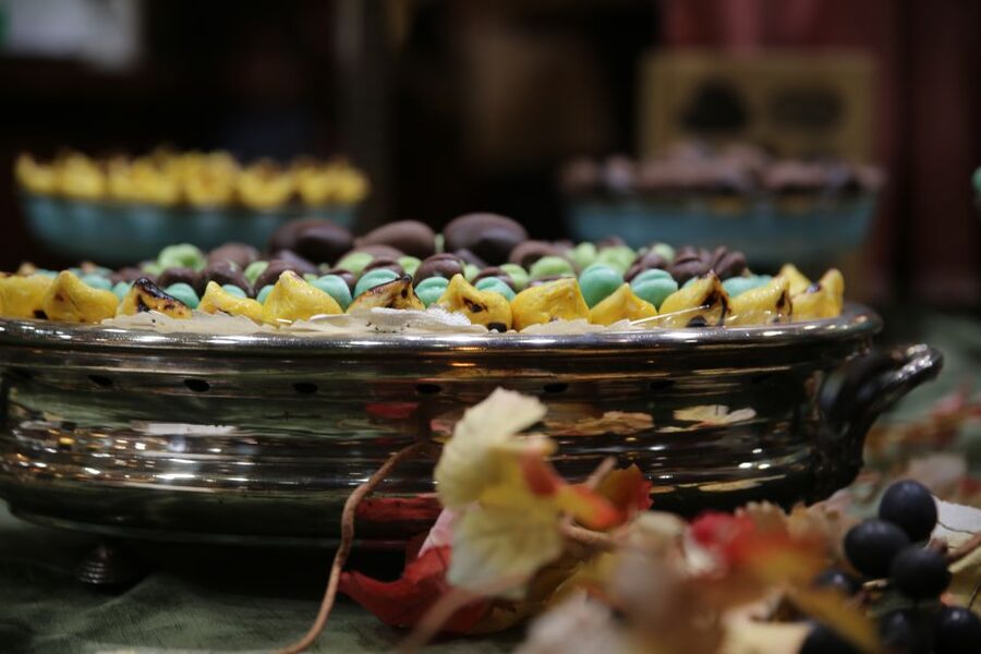 Historic Shops in Genoa: Tour Through Tradition and Flavours - The first part of the route: monuments beside working businesses