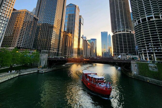 Historical and Architectural Chicago Fireboat River & Lake Cruise - The Chicago River close up