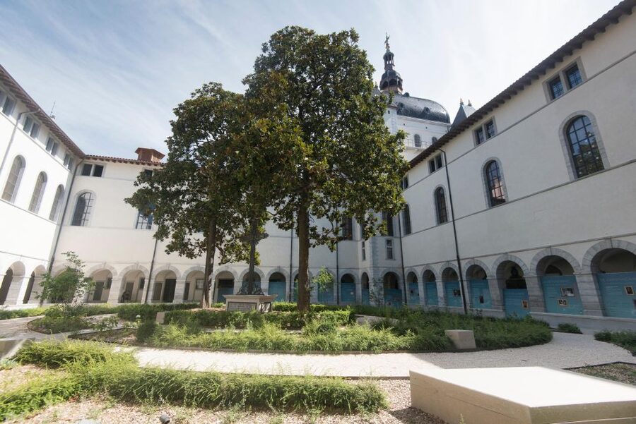 Historical and naughty tour of Lyon in french - The professional actor changes the tone