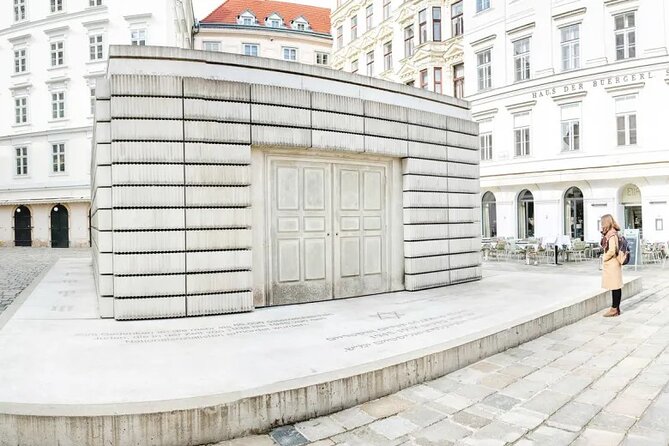 Historical Hitler Walking Tour of Vienna - Heldenplatz and the March 1938 speech