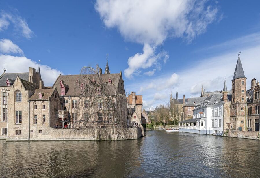 Historical walk in Bruges with local guide. Praline included - Why this Bruges walk works well