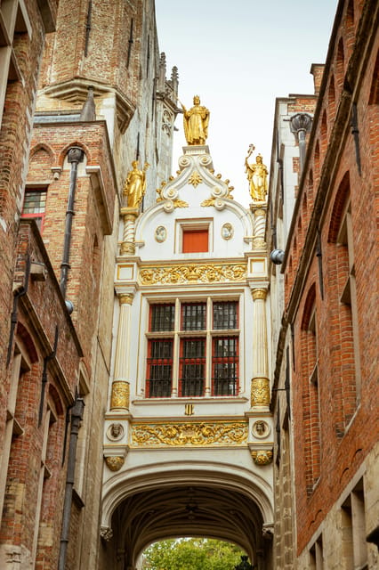 Historical walk in Bruges with local guide. Praline included - Tanners Square, Burgundy Wall Square, and brewery culture