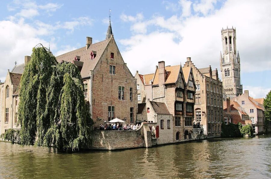 Historical walk in Bruges with local guide. Praline included - How the guide shapes the experience