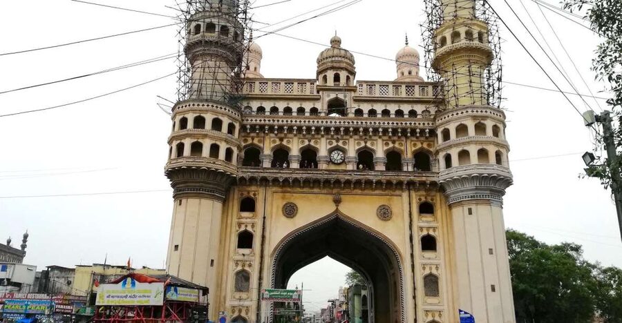 Hyderabad: Heritage Walking Tour of Old City and Charminar - Mecca Masjid and the scale of Hyderabad’s faith