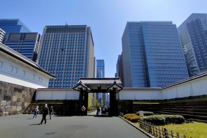 Imperial Palace East Garden and Edo Castle Walking Tour in Tokyo - What you are really seeing at the Imperial Palace