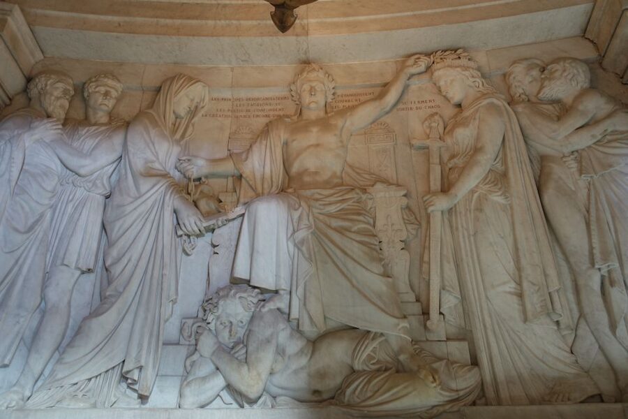Invalides Museum - WWI & WWII - Guided Tour up to 8 guests - Napoleon beneath the gold dome