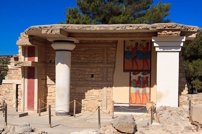 Knossos & Archaeological Museum Shared Guided Tour from Chania - Inside the palace with an on-site guide