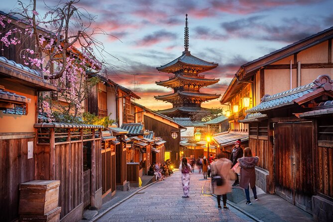 Kyoto Gion: 2-Hour Geisha Culture & History Walking Tour - Yasaka Shrine and Shinto customs