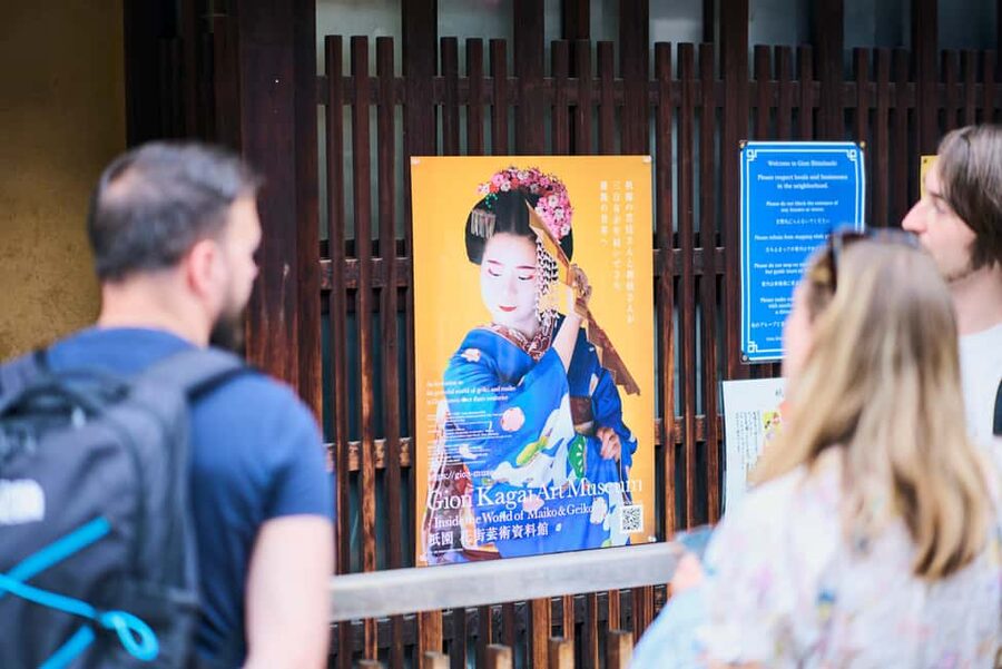 Kyoto: Gion Hidden Gems & Geisha Culture Tour - Yasaka Shrine and the old Kyoto setting