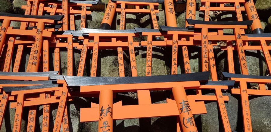 Kyoto: Historic Higashiyama Walking Tour - Taking the train from Fushimi Inari to Gion