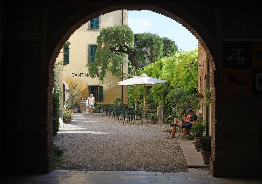 Lazise: Historical Center Wine Tasting Tour - Cheese, Salami, Bread, and Garda Olive Oil