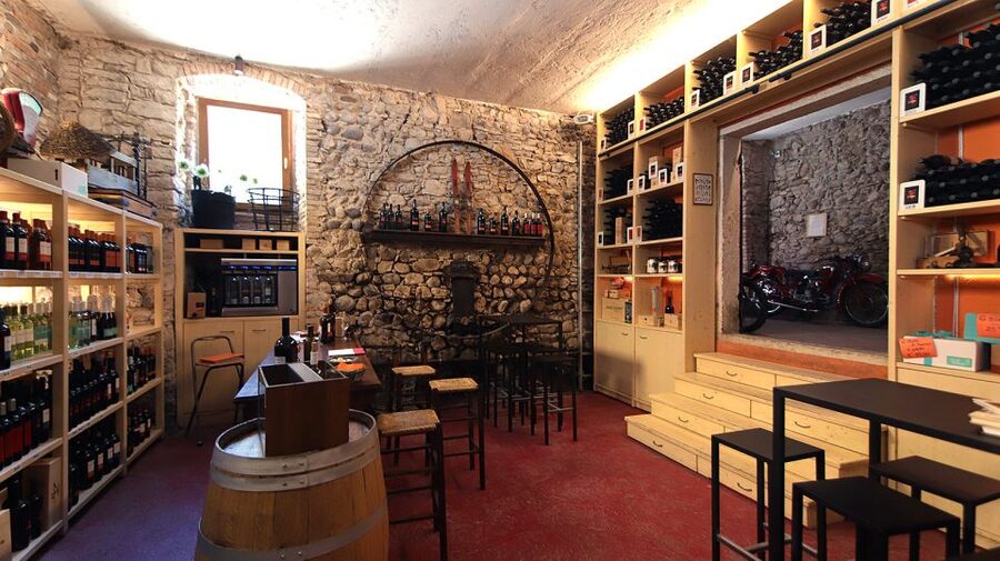 Lazise: Historical Center Wine Tasting Tour - What the Storytelling Adds