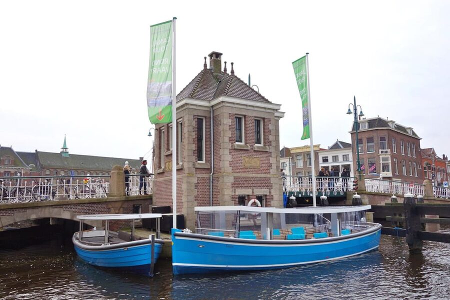 Leiden: Cruise through the Historic City Center with Guide - The first minutes on Leiden’s canals