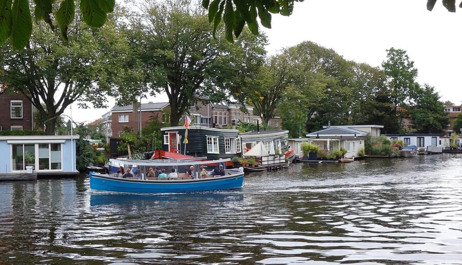Leiden: Cruise through the Historic City Center with Guide - Boarding at Blauwpoortsbrug