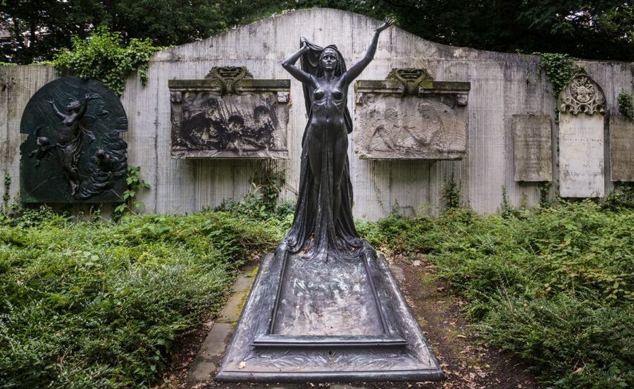 Leipzig Old Cemetery: 75-Minute Dark History Tour - The dark stories you will hear