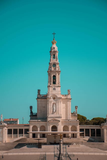 Lisbon: Fátima & Holy Eucaristy Miracle Relic, Spiritual Day - The modern Basilica of the Holy Trinity