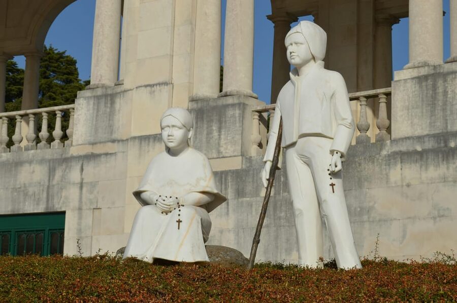 Lisbon: Fátima & Holy Eucaristy Miracle Relic, Spiritual Day - What the guide adds to the day