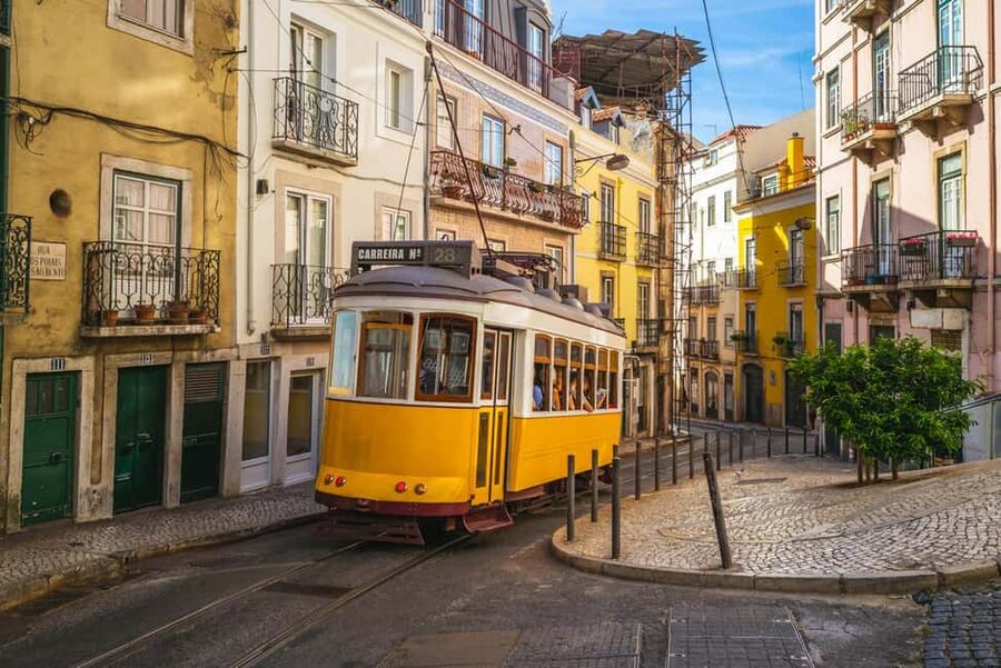 Lisbon: Historic City Tour by Tuk-Tuk - What the guide adds to the ride