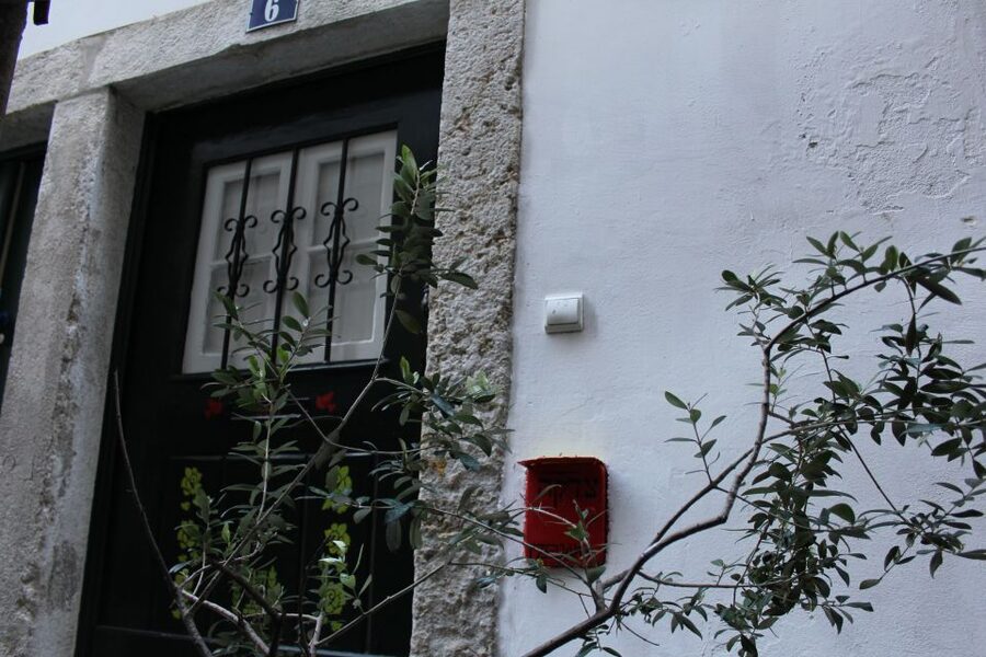 Lisbon: Jewish History in Portugal Guided Walking Tour - The human touch: pacing, conversation, and small treats