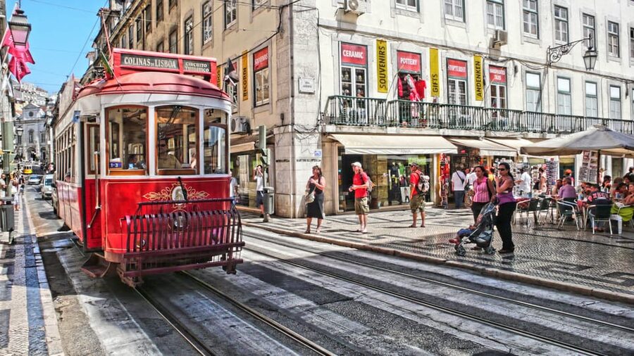 Lisbon's historic old town in a tuk-tuk in German - Key points to know before booking