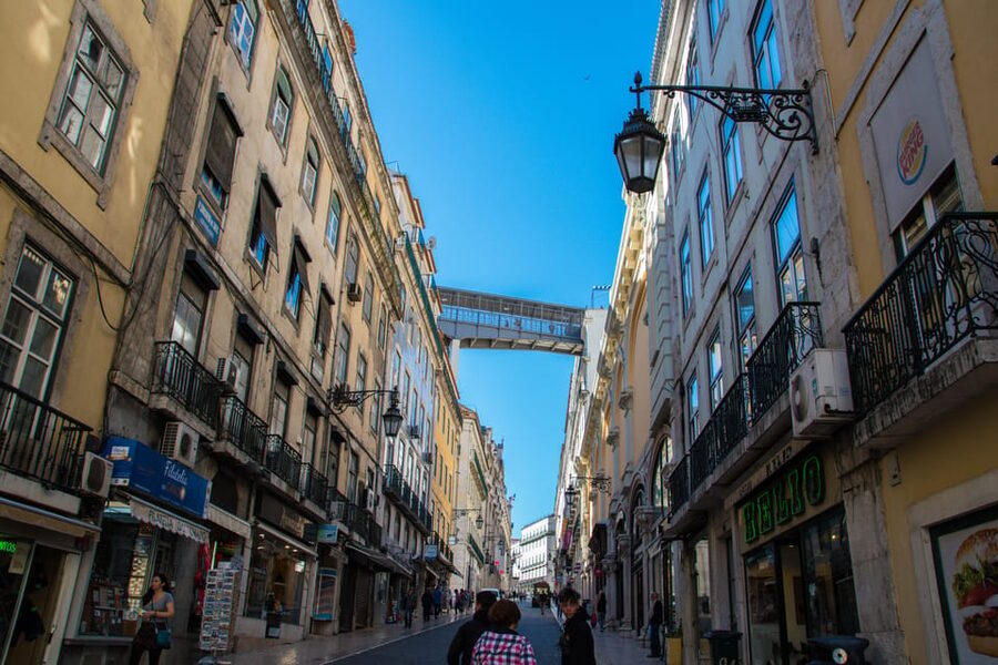 Lisbon's historic old town in a tuk-tuk in German - Why a tuk-tuk works so well in Lisbon’s old town