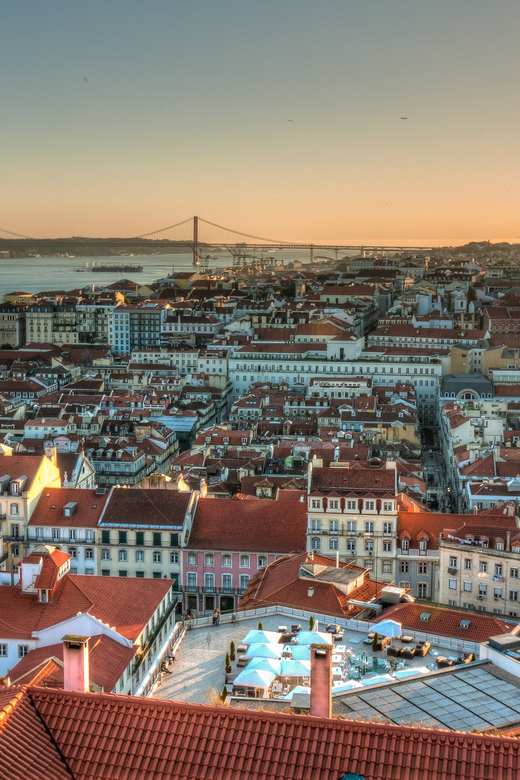 Lisbon's historic old town in a tuk-tuk in German - Portas do Sol and the rhythm of short stops