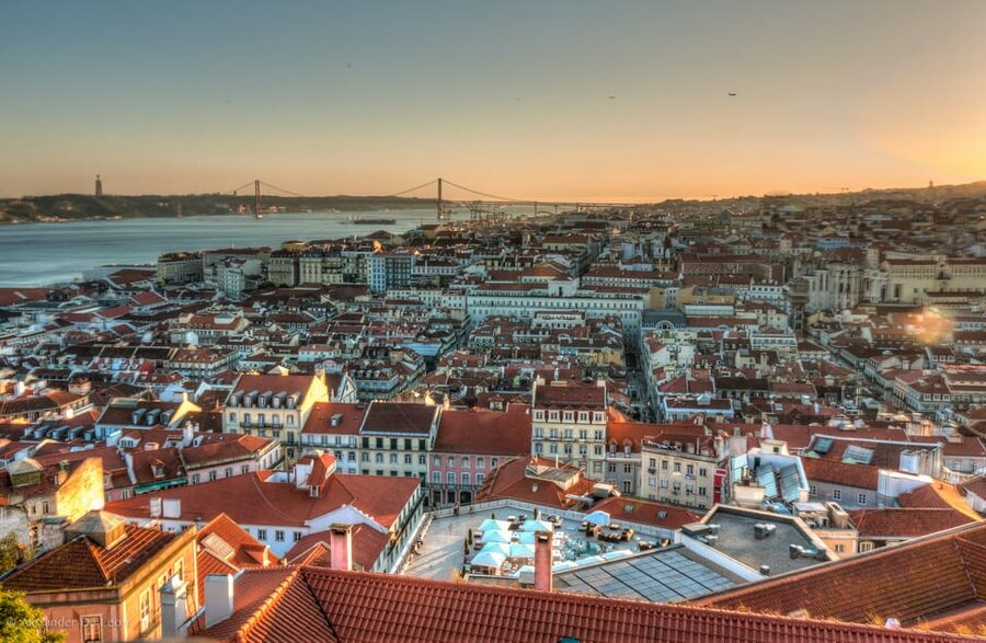 Lisbon's historic old town in a tuk-tuk in German - The National Pantheon and São Vicente de Fora