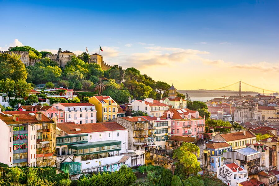 Lisbon's historic old town in a tuk-tuk in German - Mouraria, where the route feels more local