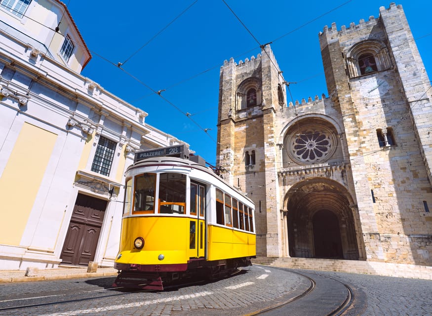 Lisbon's historic old town in a tuk-tuk in German - Graça and the climb to Senhora do Monte