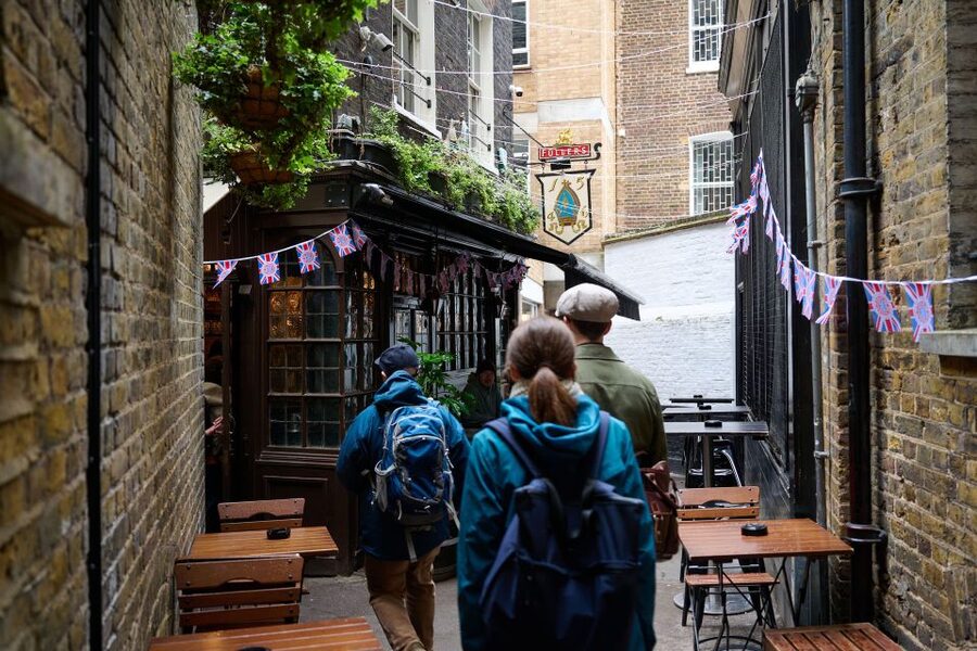 London: Historic Pubs, British Ales & Classic Dishes - Ye Olde Mitre and the first taste of old London