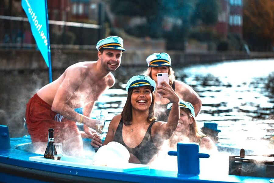 London: Hot Tub Boat Guided Historical Docklands Cruise - FAQ