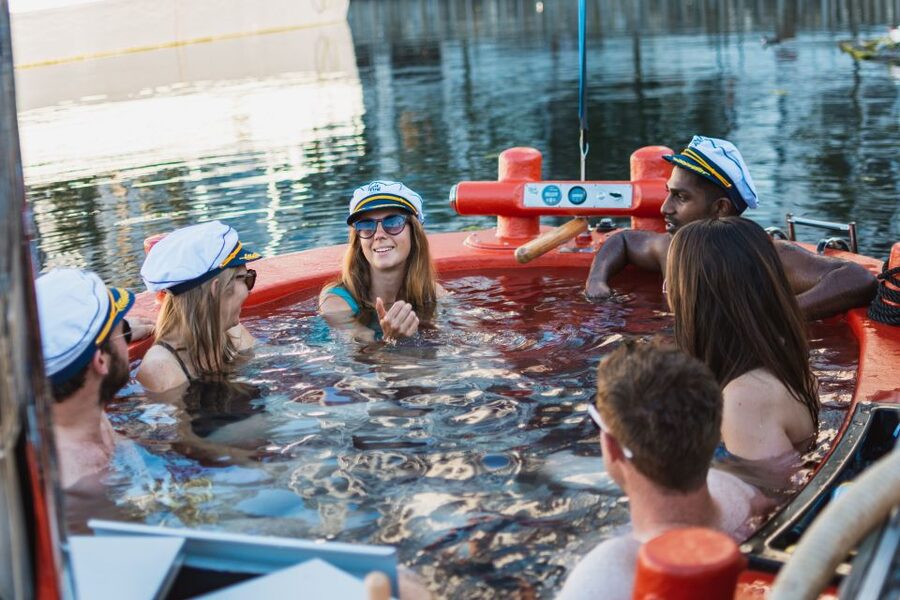 London: Hot Tub Boat Guided Historical Docklands Cruise - Who will enjoy this hot tub cruise?