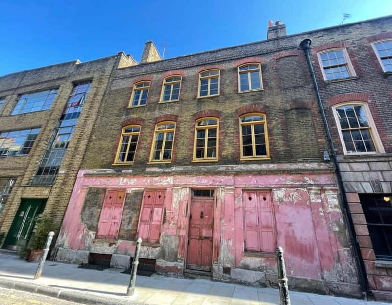 London: Jack the Ripper Tour with Historic Pub Stops - What makes the guides effective