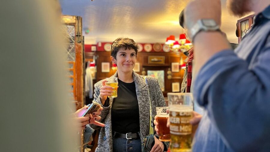 London: Royal Historic Pubs Walking Tour - Meeting at Piccadilly Circus