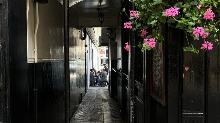 London: Royal Historic Pubs Walking Tour - Churchill, wartime London, and the first stories