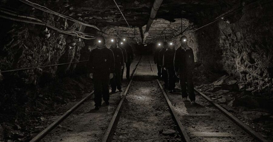 Longyearbyen: Historic Coal Mine Tour at Gruve 3 - Orientation, maps, and a miner’s working world