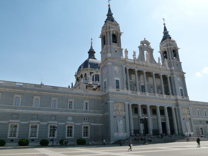 Madrid Historical in French (petit comité & private) - The Royal Palace and Almudena Cathedral