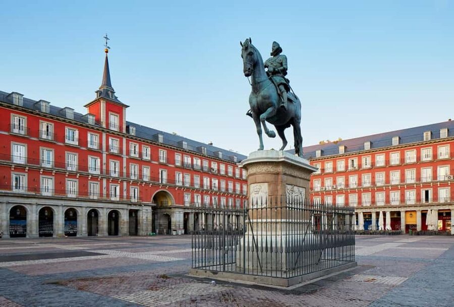 Madrid Historical in French (petit comité & private) - Plaza Mayor and the city’s public stage