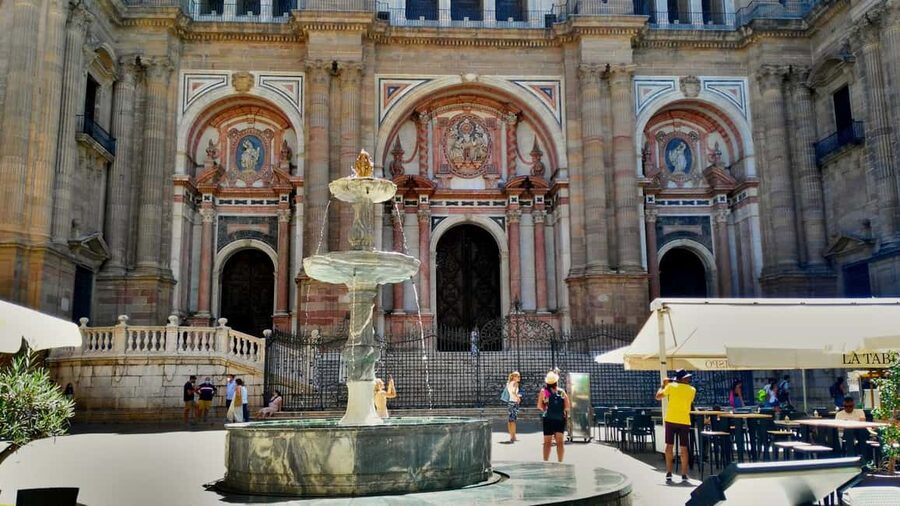 Málaga: 2h Walking Historical Tour–Art, Culture and Legends - The cathedral and the story behind La Manquita