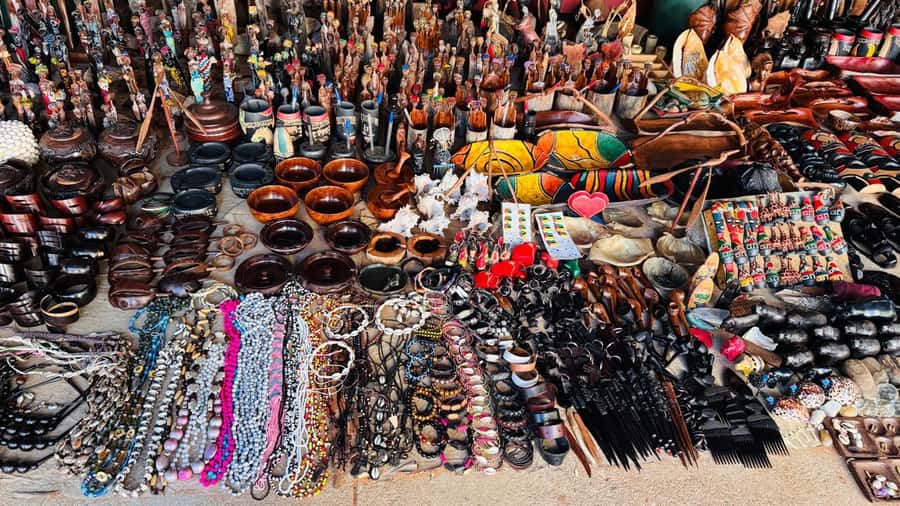 Maputo: City Tour with Historical and Cultural Highlights - FEIMA Arts & Crafts Market and time for local browsing