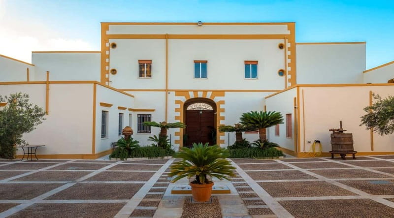 Marsala: Historic winery tour with wine tasting - Entering the 19th-century baglio