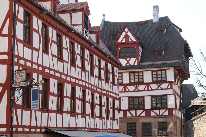 Medieval Tour in Nuremberg in Spanish - Hauptmarkt begins the story at 3:30 pm