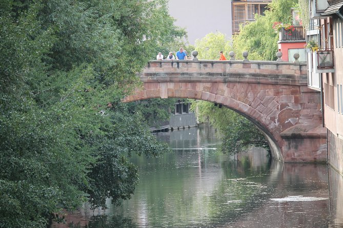 Medieval Tour in Nuremberg in Spanish - Hangman’s Bridge explains a feared profession