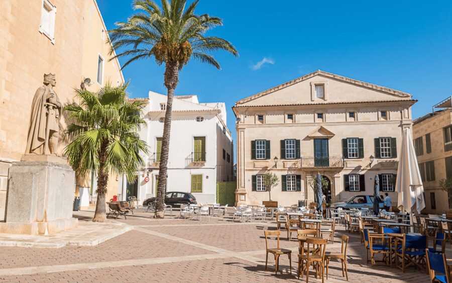 Menorca: Mahon Guided Walking Tour with History & Tastings - Avarcas craftsmanship and island identity