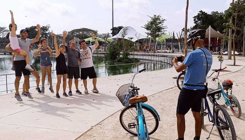 Mérida: Montejo Boulevard and Historic Center bike tour - La Plancha and the Market Drink