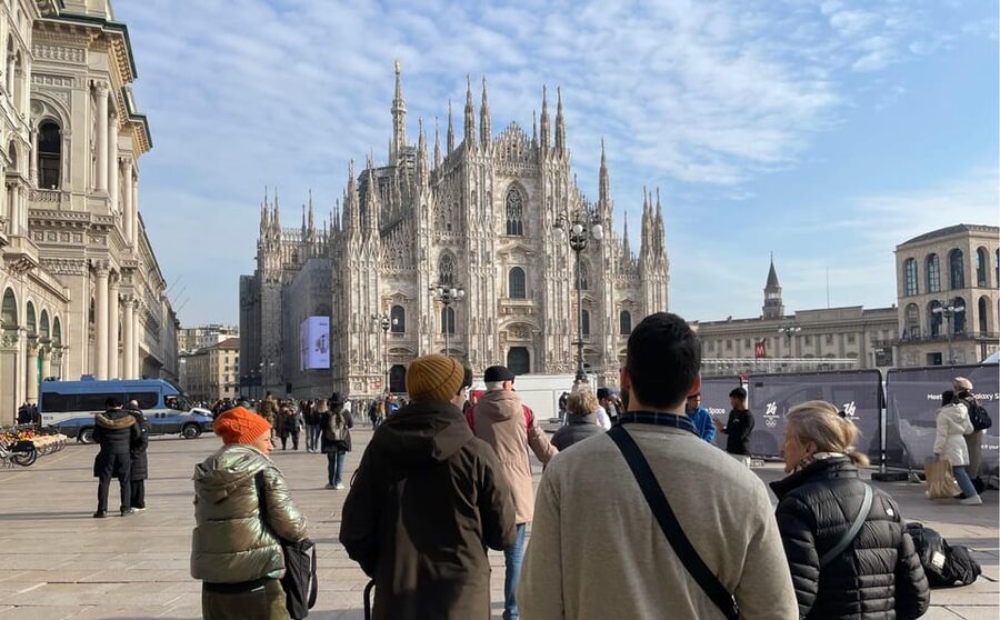 Milan: History & Street Food Tour with Wine Tasting - Starting among medieval merchants at Piazza Mercanti