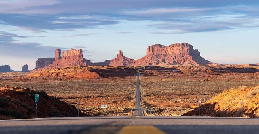 Monument Valley: Cultural Tour with Dinner and Entertainment - Meeting your Navajo guide at the Welcome Center