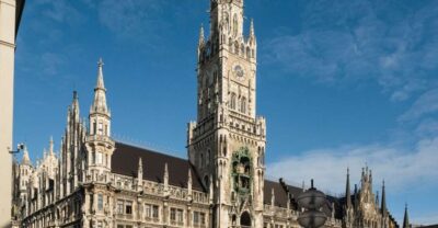 Munich: Guided Tour of the historic Town Hall on Marienplatz